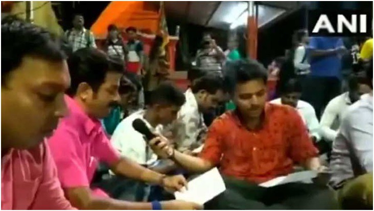 সড়কে নামাজ ঠেকাতে রাস্তায় বসে বিজেপির মন্ত্র পাঠ